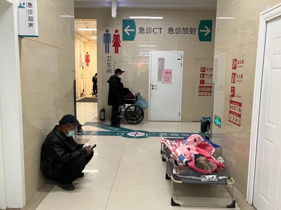 12月11日,河北保定,保定市第一中心医院总院急诊内,一名老人躺在简易