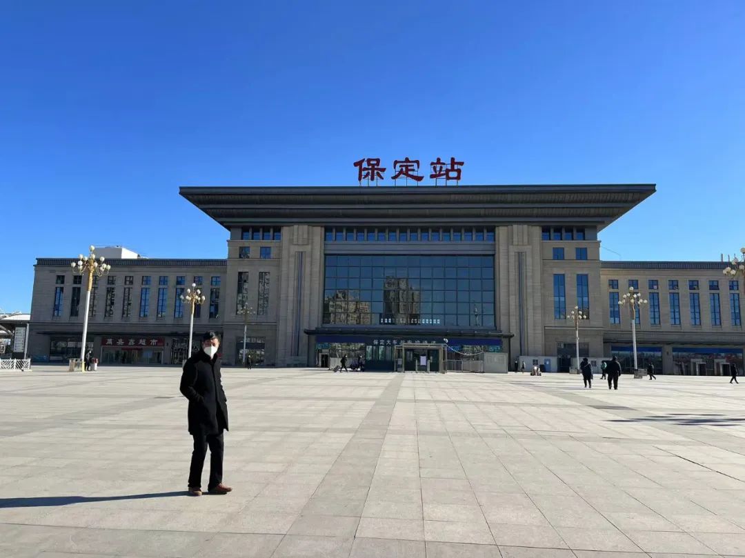 12月10日,河北保定,保定站西广场前,行人寥寥无几.安越洋/摄