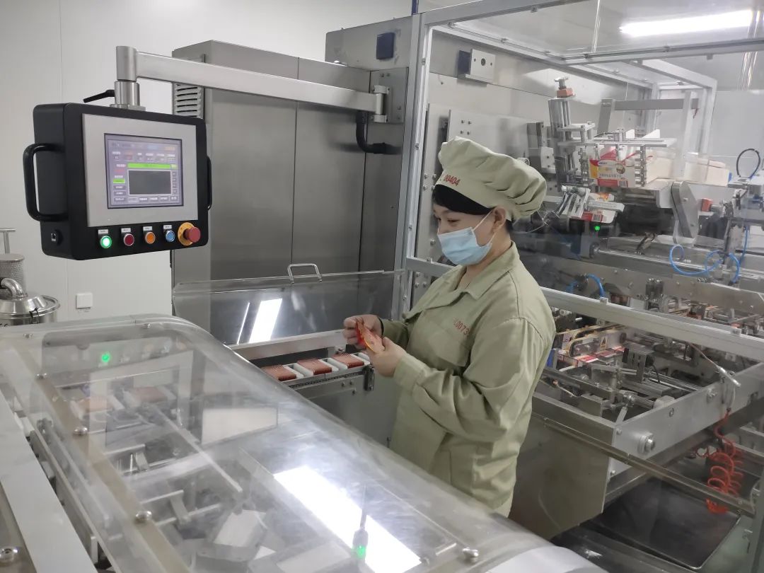 6条生产线昼夜不停哈药六厂最大产能保供市场急需药品