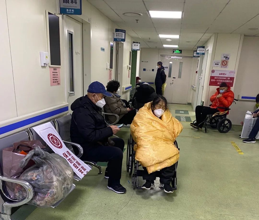 2022年12月15日下午,北京大学第一医院急诊的患者大多是老人,他螟坐