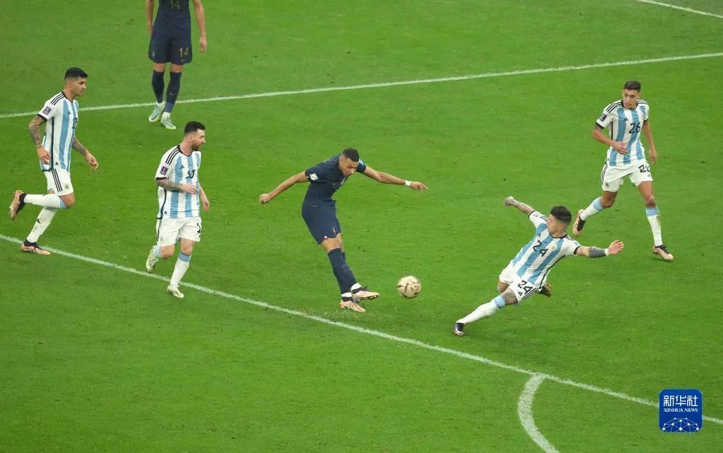 法国队球员姆巴佩(右三)在比赛中射门.图/新华社