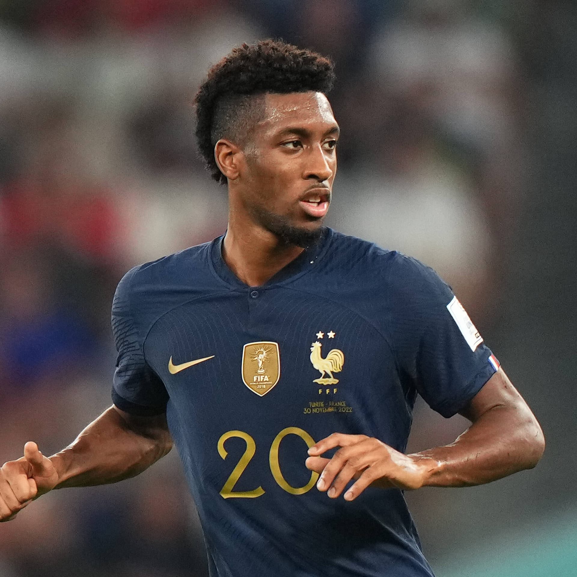 科曼穆阿尼则出生于1998年,拥有法国和刚果双重国籍.