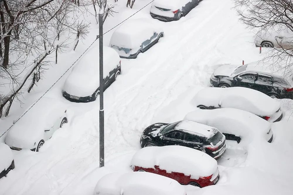 当地时间2022年12月18日,俄罗斯莫斯科,街道上的汽车被积雪覆盖.