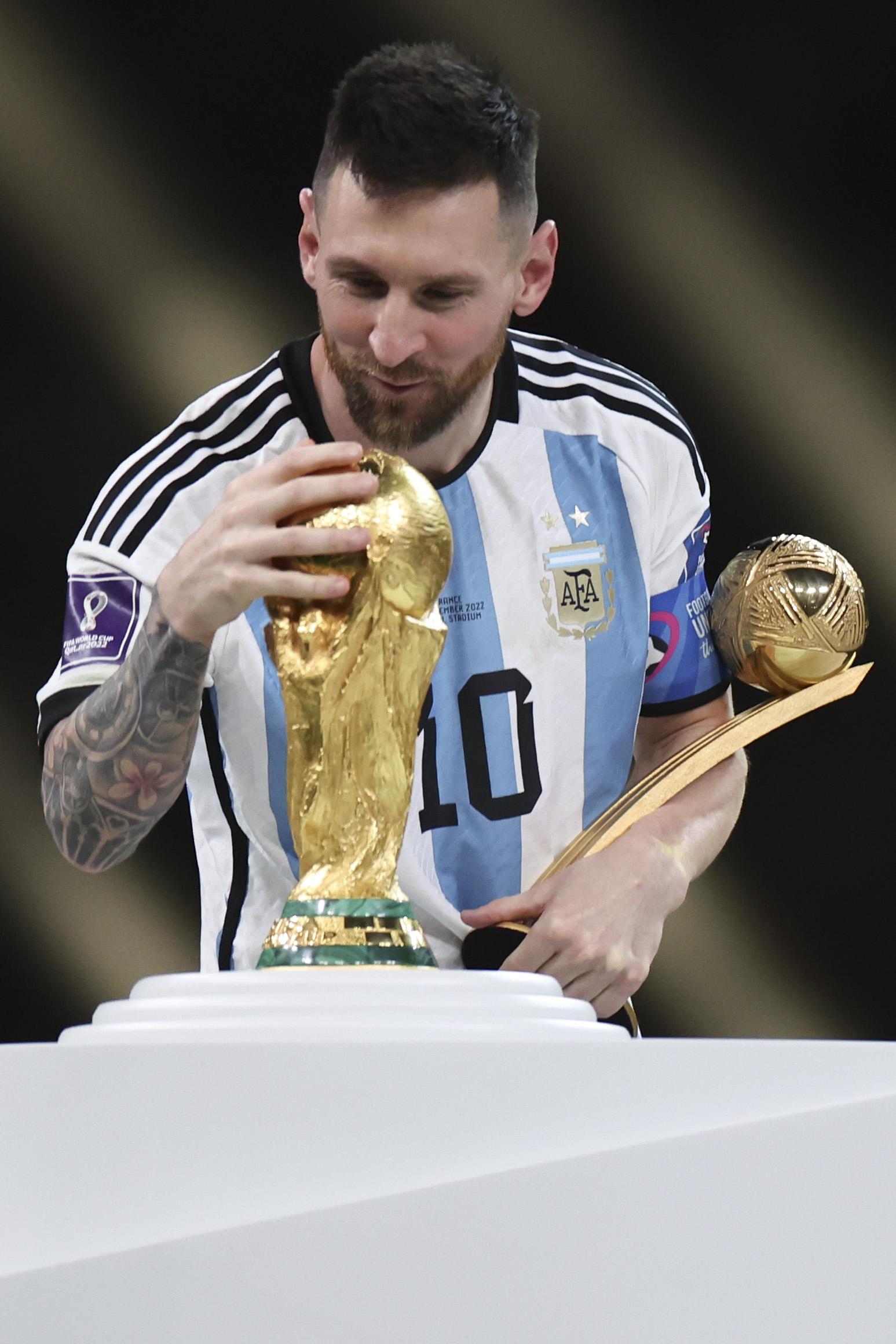 金球奖到手,梅西亲吻大力神杯.&nbsp; 图/新华社