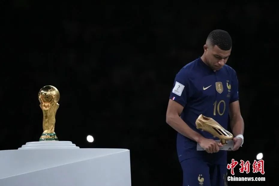 图为姆巴佩获得金靴奖.中新社记者 崔楠 摄