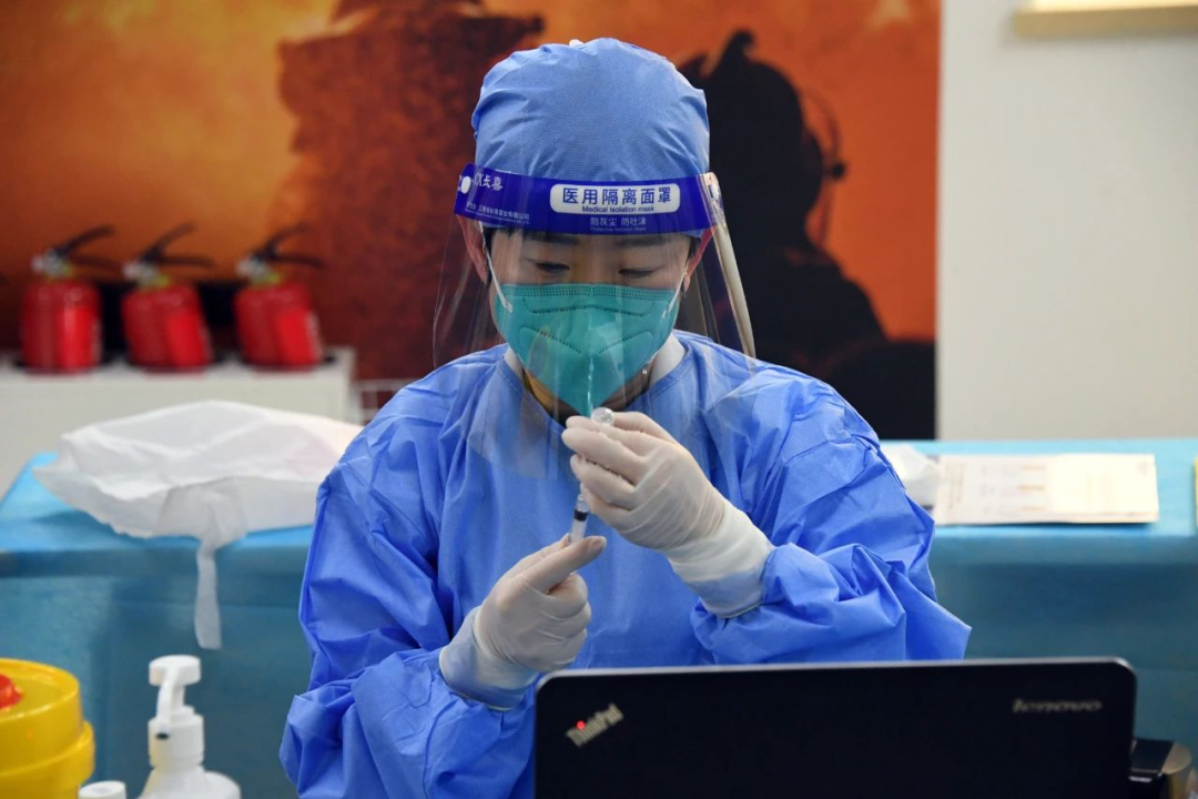 12月15日,在北京市海淀区花园路街道新冠疫苗接种点