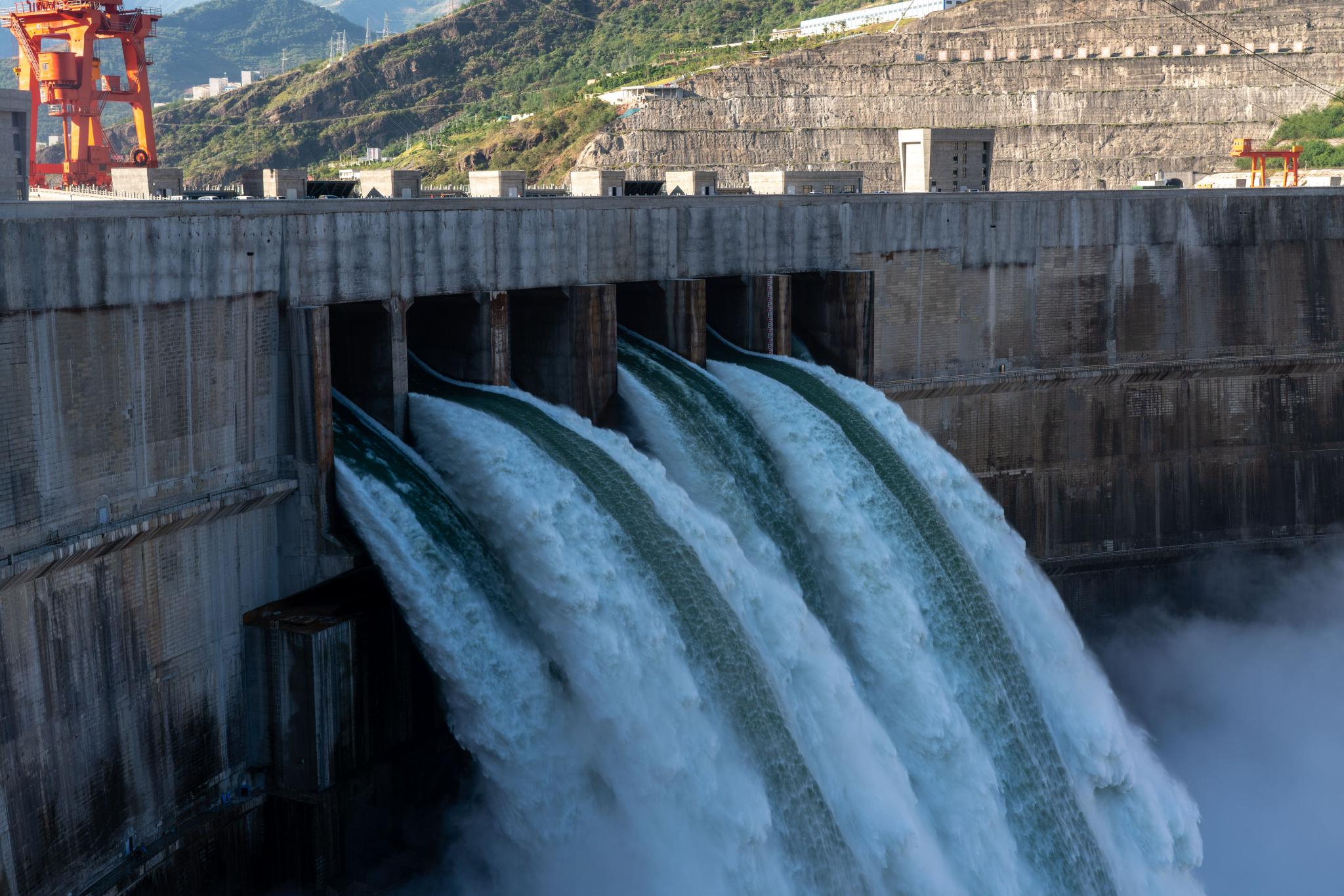 白鹤滩水电站大坝泄洪