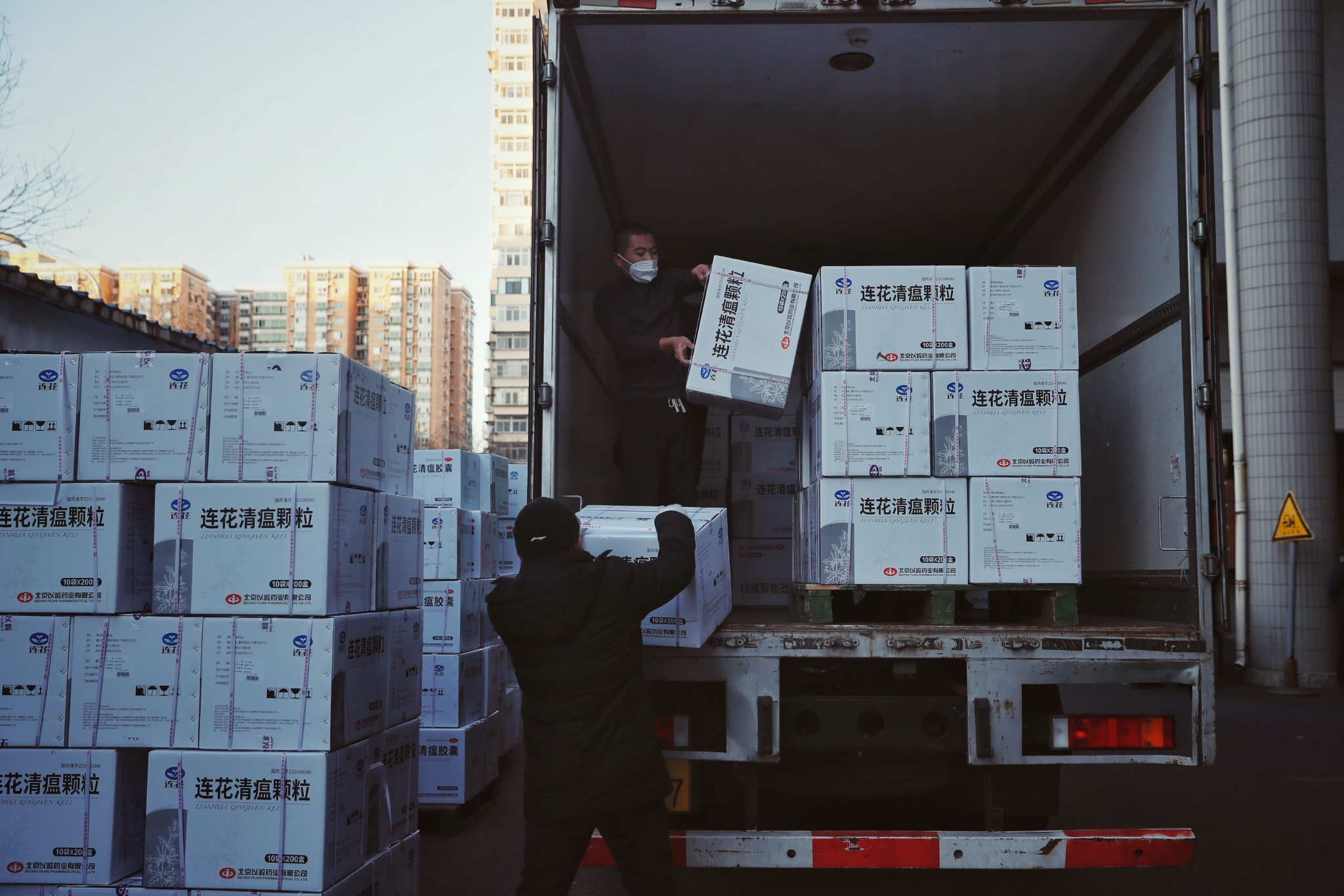 12月19日,华润医药商业北京大区物流中心,工作人员正在将药品装车