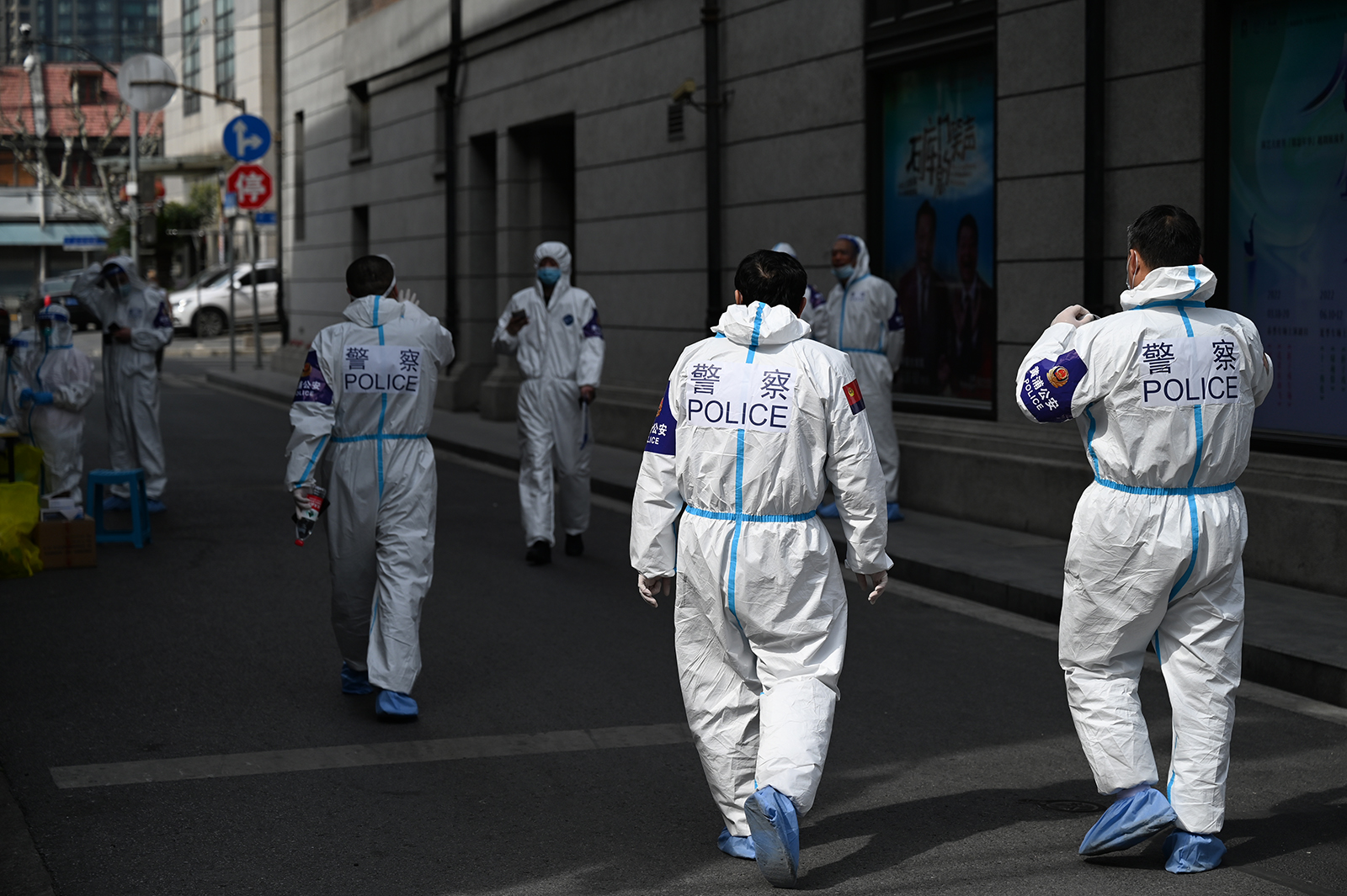2022年3月16日,几个穿着防护服的警察.