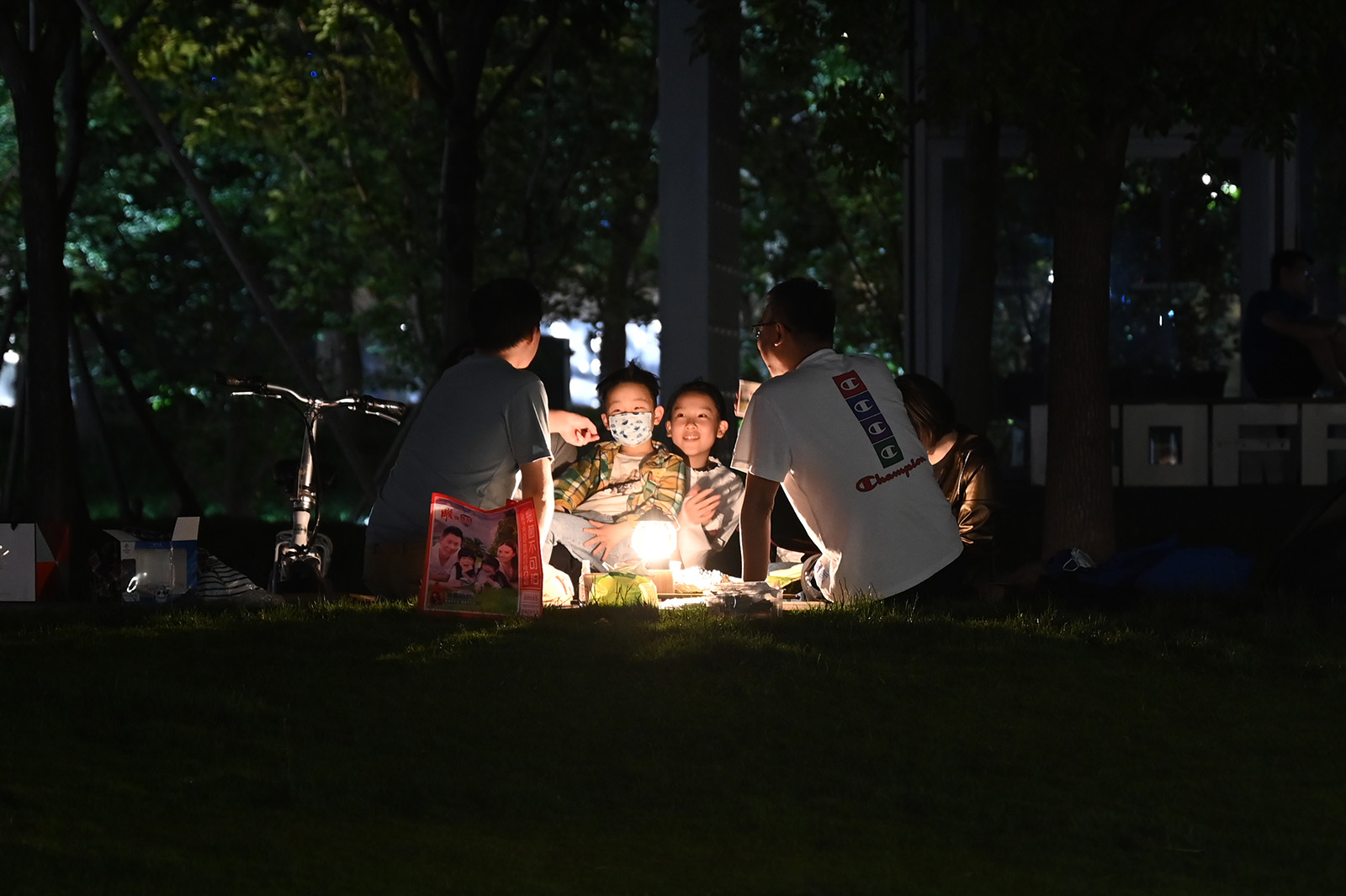 2022年5月31日晚,上海徐汇滨江,人们在草地上野餐.