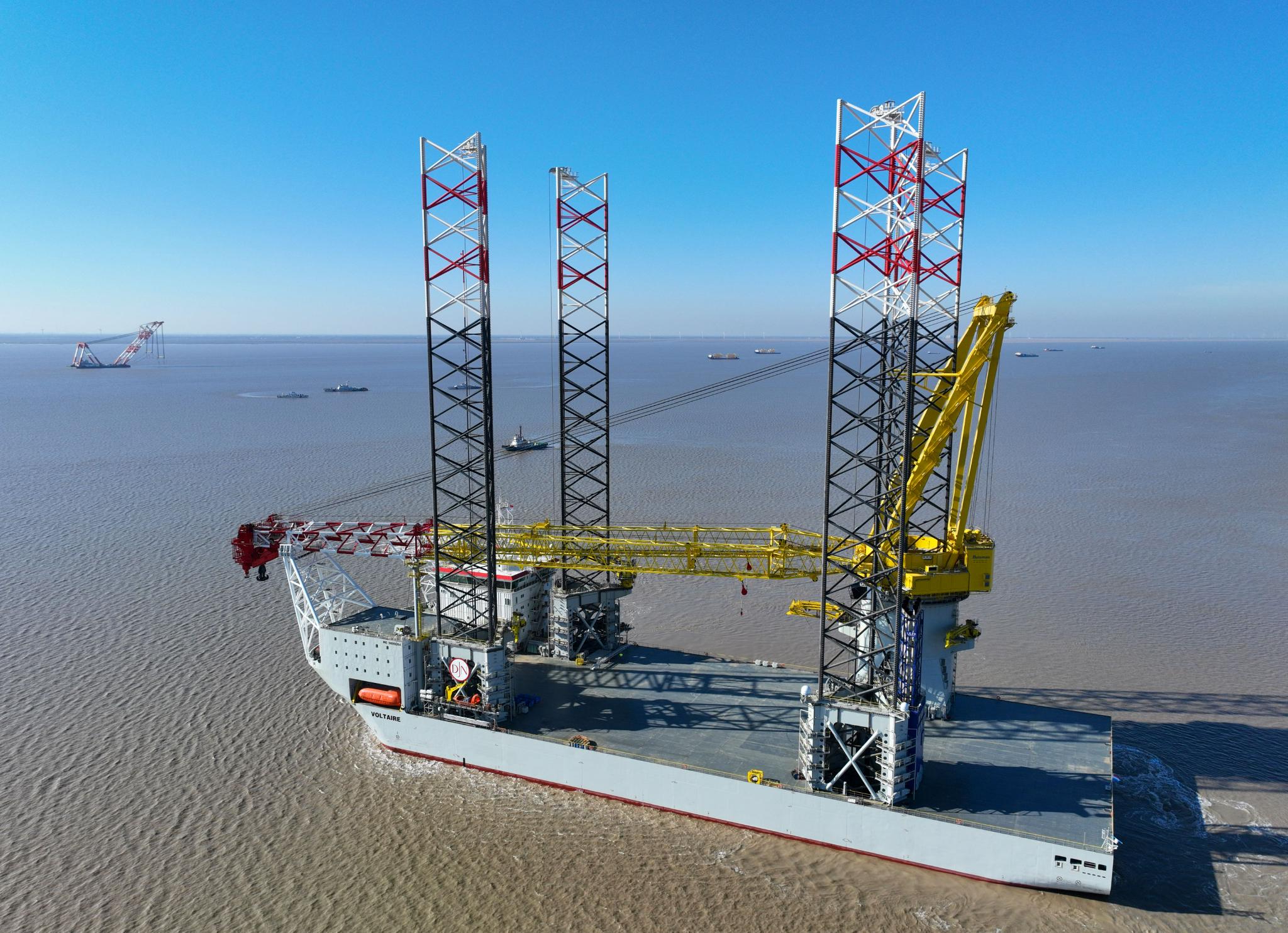 3000吨级自升式风电安装船交付启航