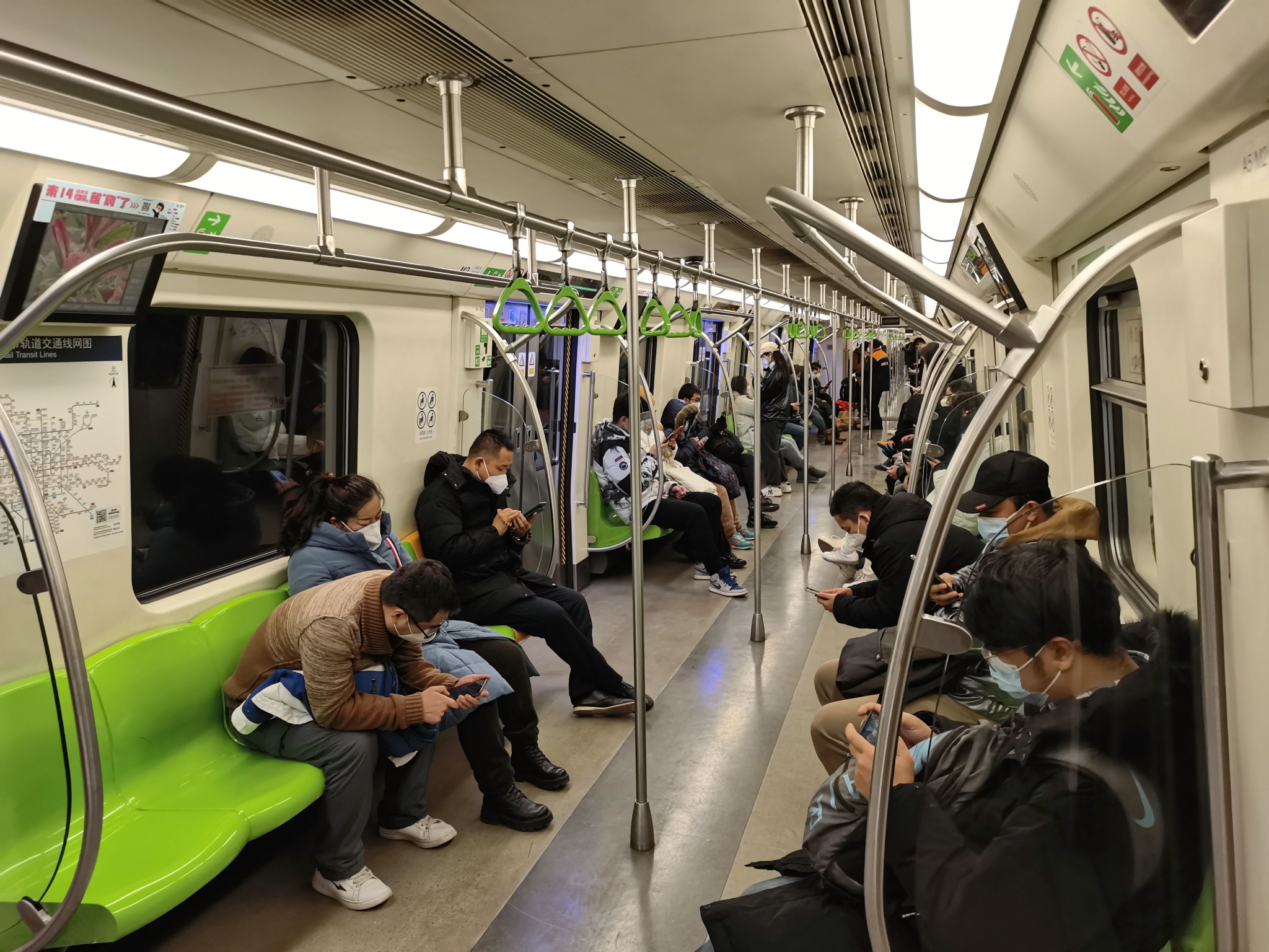 上午9点,地铁14号线九龙山站,车厢内有部分空余座位.