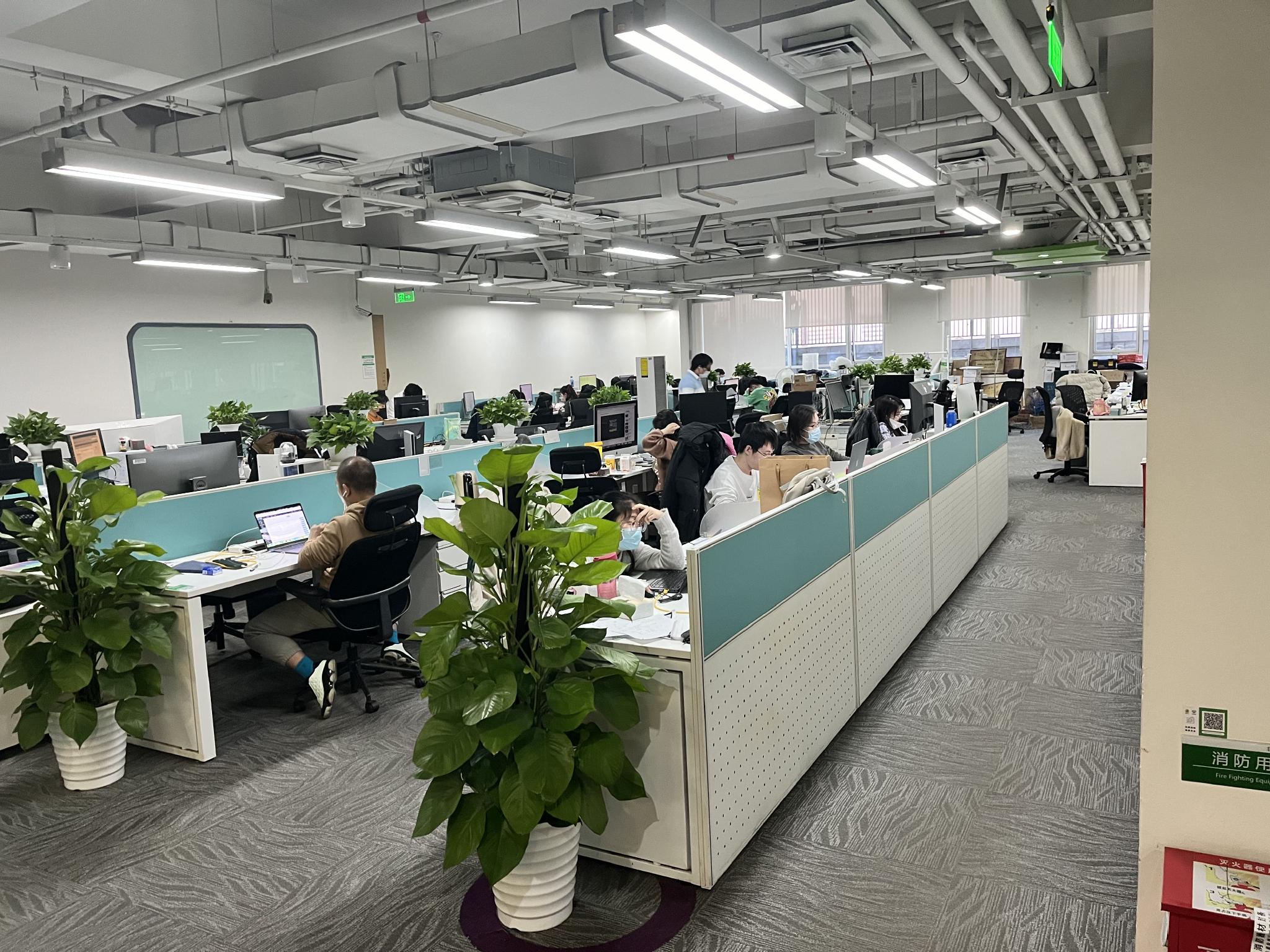 朝阳区360集团大楼内,上班族们陆续返回岗位,办公区又热闹了起来.