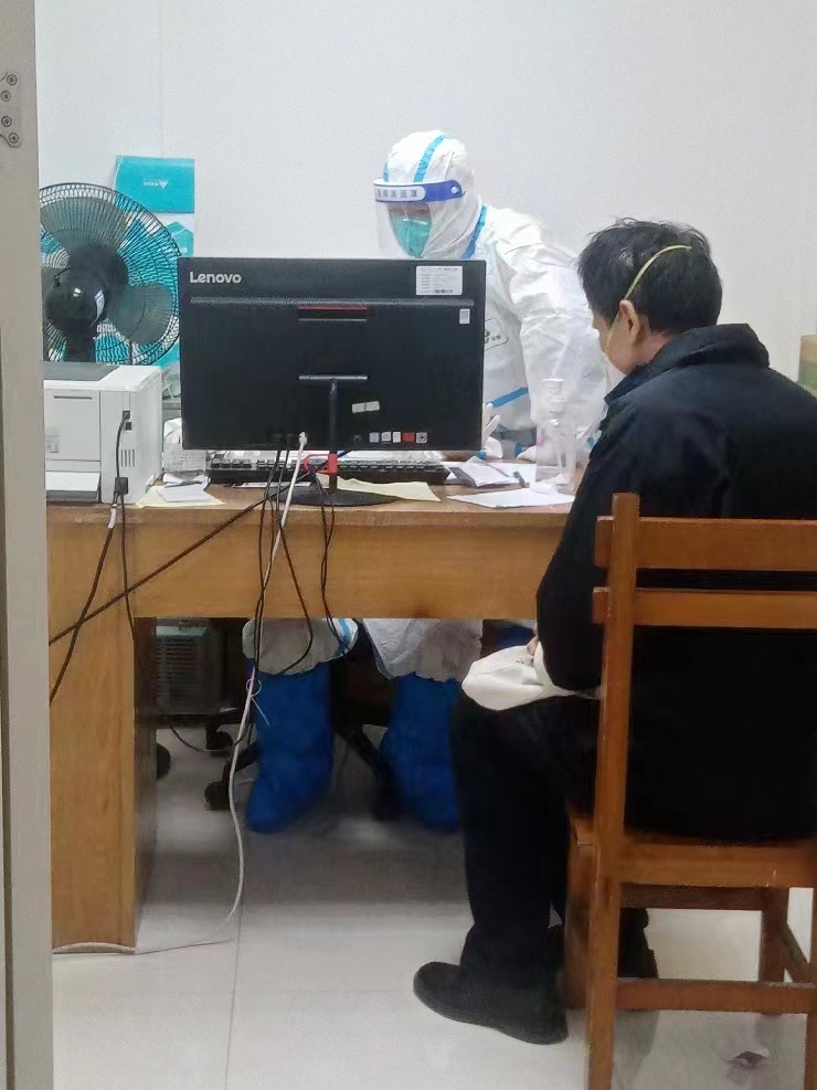 疫情风暴中的发热门诊