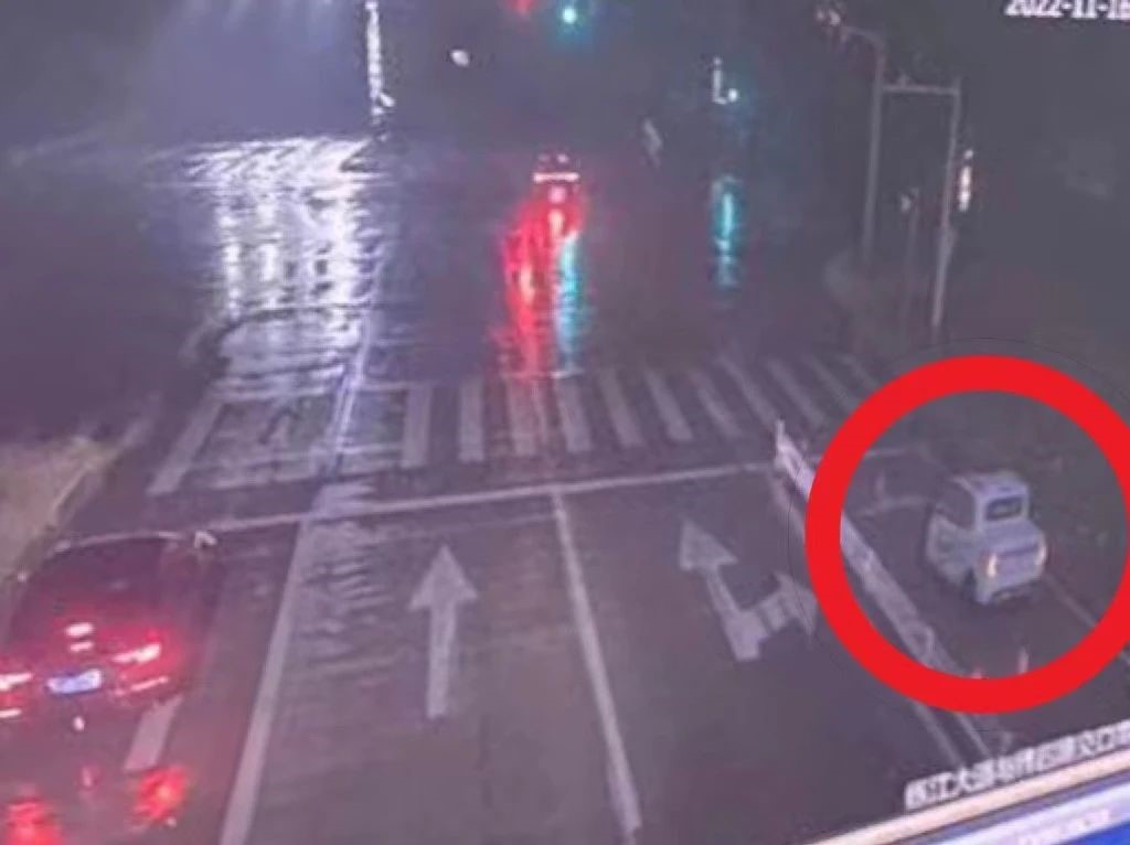 电动车撞人后逃逸,安徽歙县交警反复排查锁定嫌疑人_手机新浪网