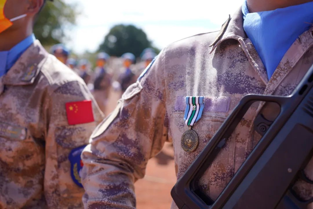 当地时分10月9日,中国第二批赴阿卜耶伊维和直升机分队86名官兵荣获聚合国“和平荣誉勋章”,图源:央广军事