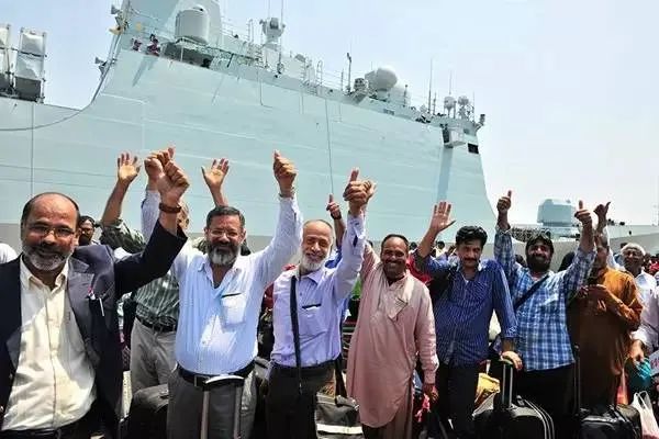 ▲ 图为撤离的外国公民为中国海军点赞