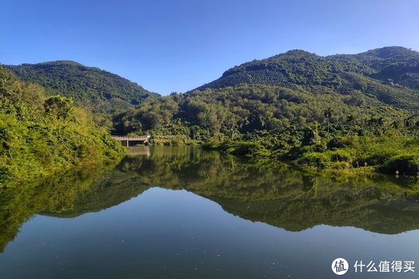 骑行的路线途经三亚半岭水库,短暂停下来拍了几张照片.