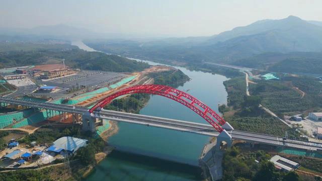 广西:巴马至田东高速公路建成通车