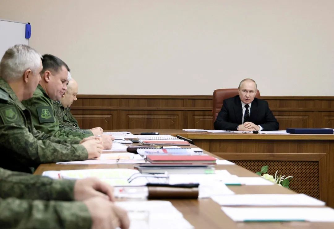 当地时间17日，普京会见参与俄在乌克兰军事行动的部队联合工作人员。图源：视觉中国