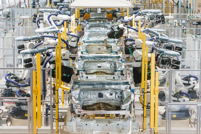 领克汽车余姚工厂内的生产车间.受访者供图