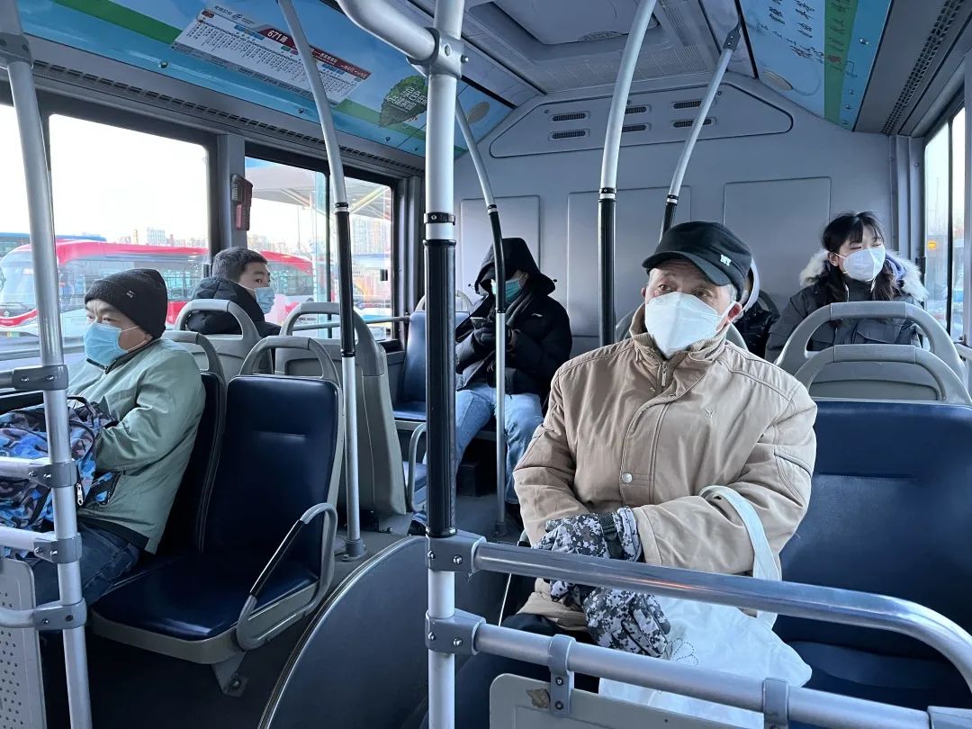 车内乘客分散落座/北京公交集团客二分公司供图