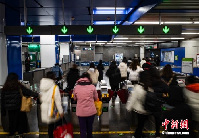 12月5日，市民通过北京地铁14号线一车站的检票闸机。 中新社记者 侯宇 摄