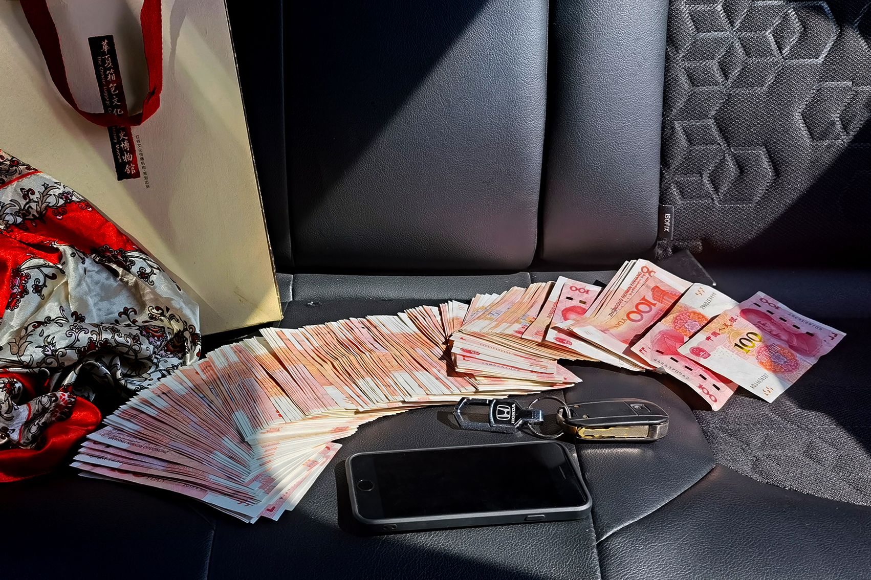 被陈先生遗落在出租车上的现金和物品.