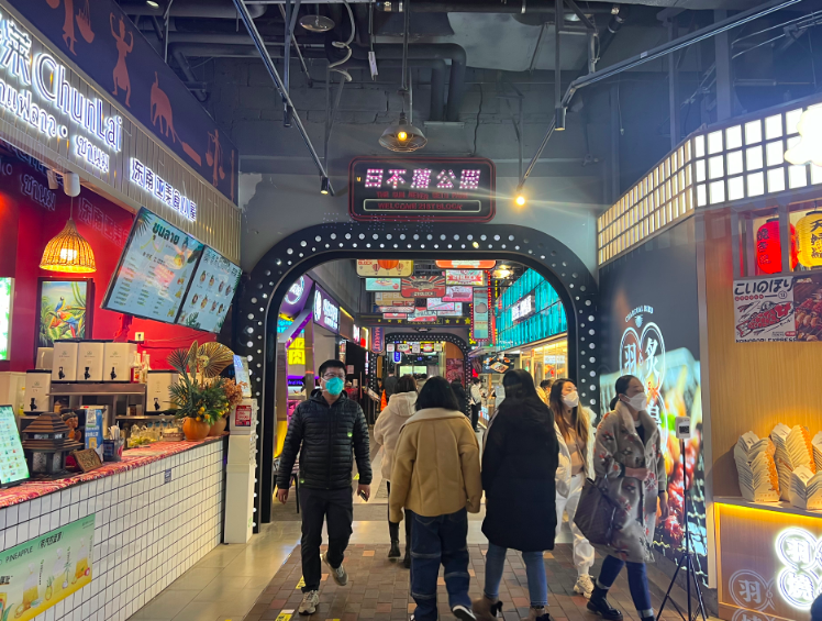 12月21日,合生汇21街区内,午餐时段客流明显回暖.新京报记者 张洁 摄