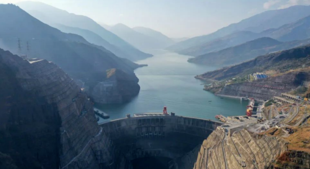 这是11月24日拍摄的白鹤滩水电站大坝及库区(无人机照片).