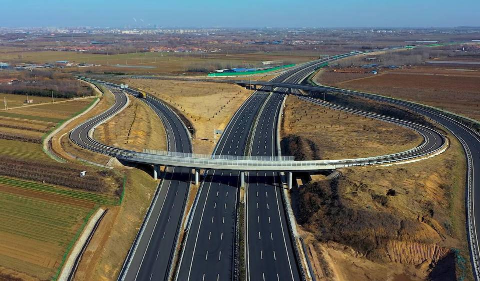 采用双向六车道高速公路标准建设,设计速度120公里/小时,包括主线(s24