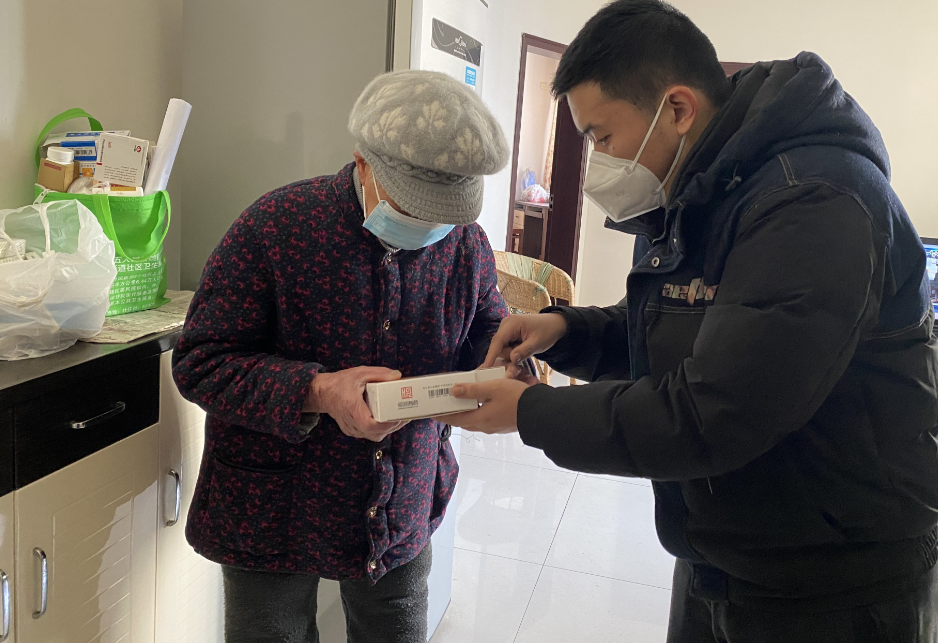 南岸区铜元局街道双峰山社区为88岁游兴碧老人上门送药.李诗韵 摄