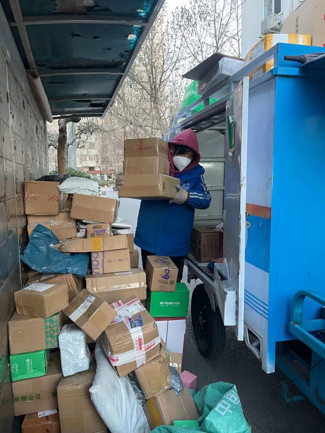 寒冬里,有他们送来的温暖——本市快递小哥暖心配送纪实