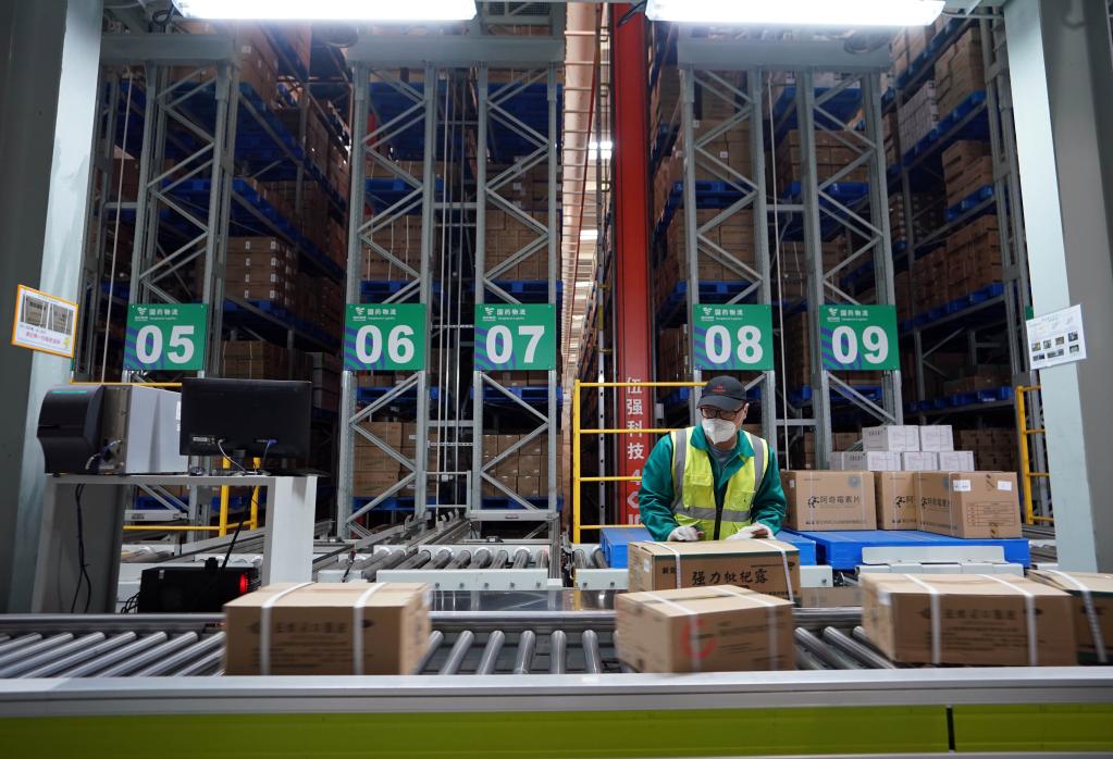 12月20日,工作人员在国药物流上海物流中心2号仓库将药品出库.