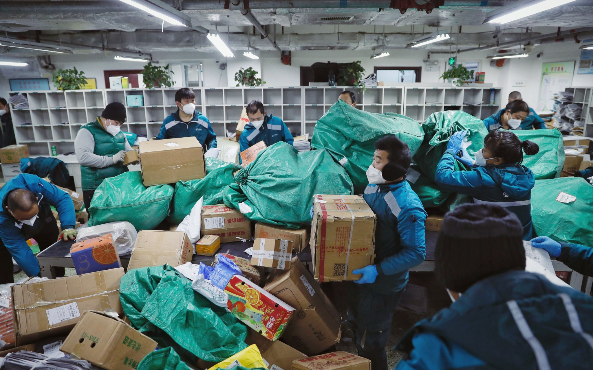 12月22日,中国邮政东四邮政支局,快递员正在分拣包裹,准备派送