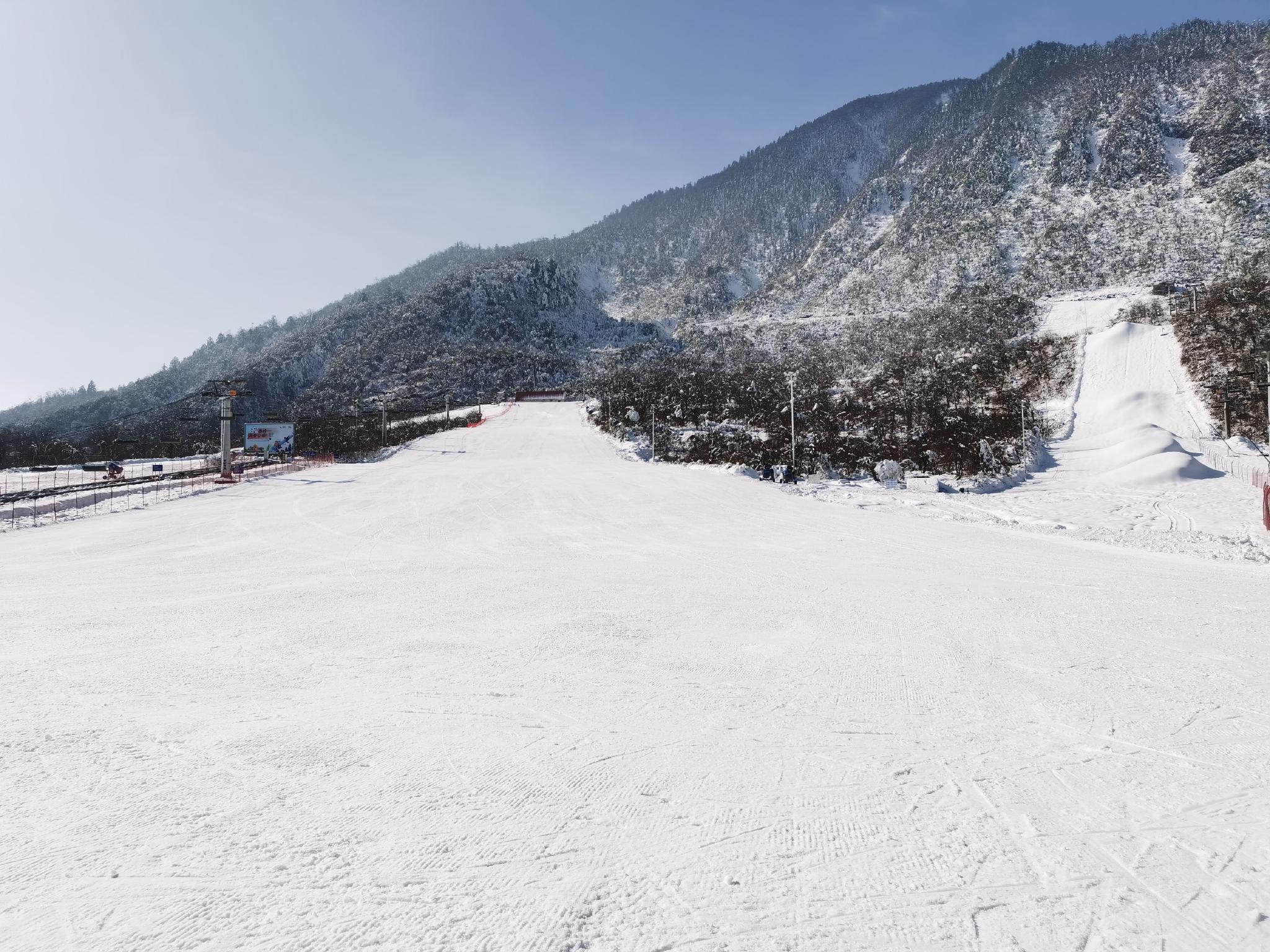 西岭雪山滑雪场雪道图片