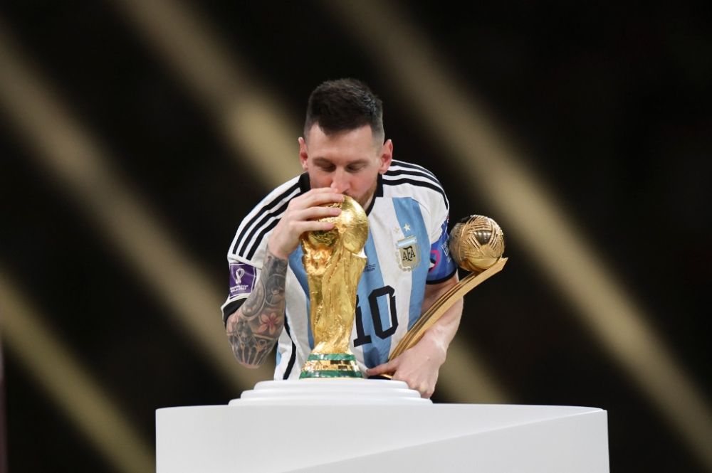 2022年12月18日，获得世界杯金球奖的阿根廷队球员梅西在颁奖仪式上亲吻大力神杯。 新华社记者 曹灿 摄