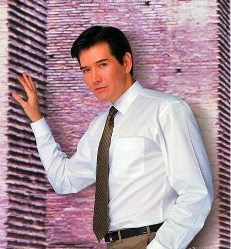 62岁费翔定居美国晒近照故意留大胡子显沧桑却挡不住帅气