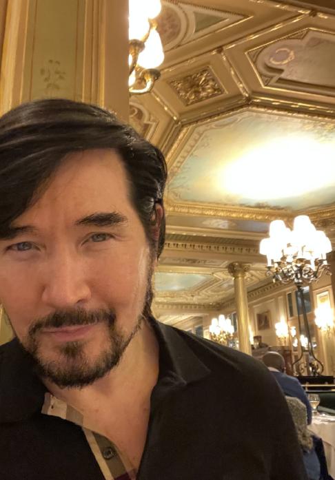 62岁费翔定居美国晒近照故意留大胡子显沧桑却挡不住帅气