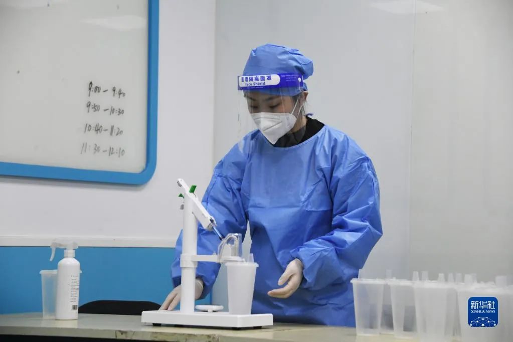 12月21日，在北京市海淀區海淀街道新冠疫苗接種點，醫護人員進行吸入式新冠疫苗接種前的準備工作。新華社記者 任超 攝