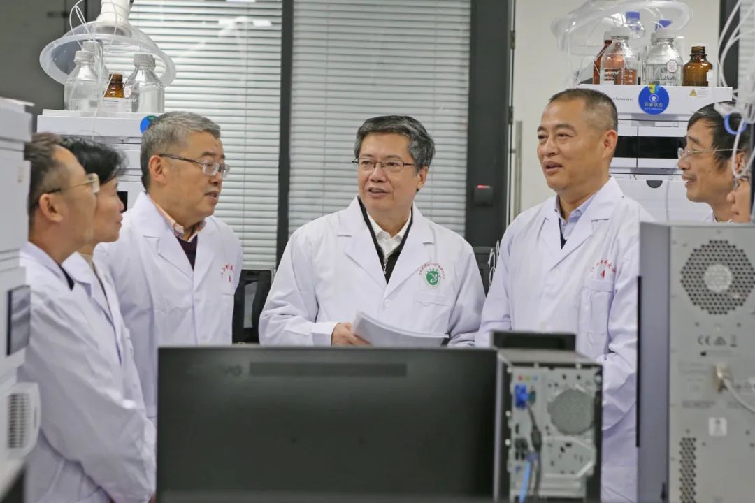 刘红宁团队在实验室科研攻关 （中间为刘红宁）。