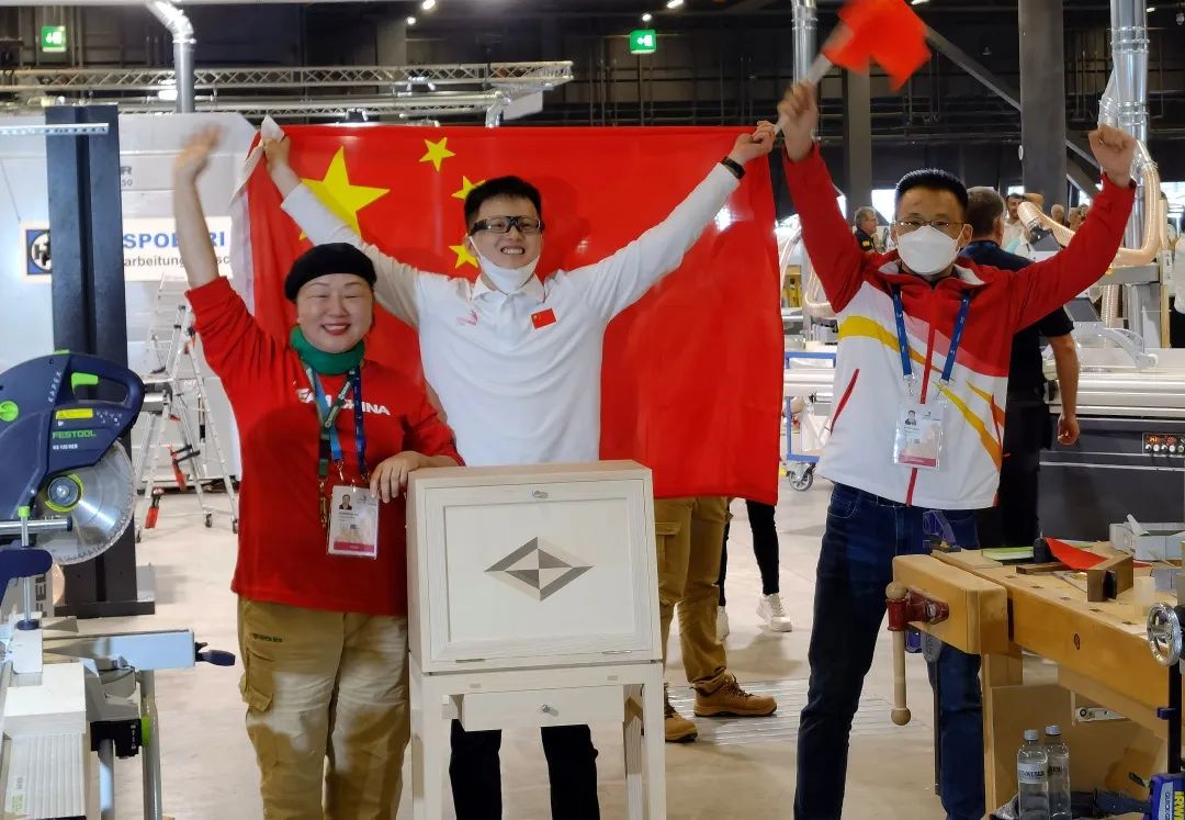 杨金龙夺冠的2015年,人社部相关负责人表示,"要像对待奥运冠军一样