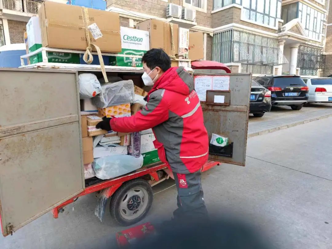 “与时间赛跑，我们会尽量快点将快件送达！”|快递_新浪新闻