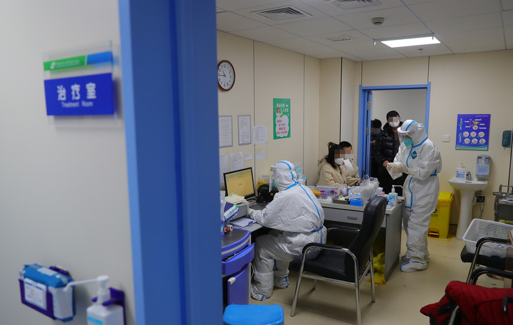 12月15日，在中国医科大学附属盛京医院南湖院区发热门诊，值班医生在为患者治疗。新华社记者 杨青 摄