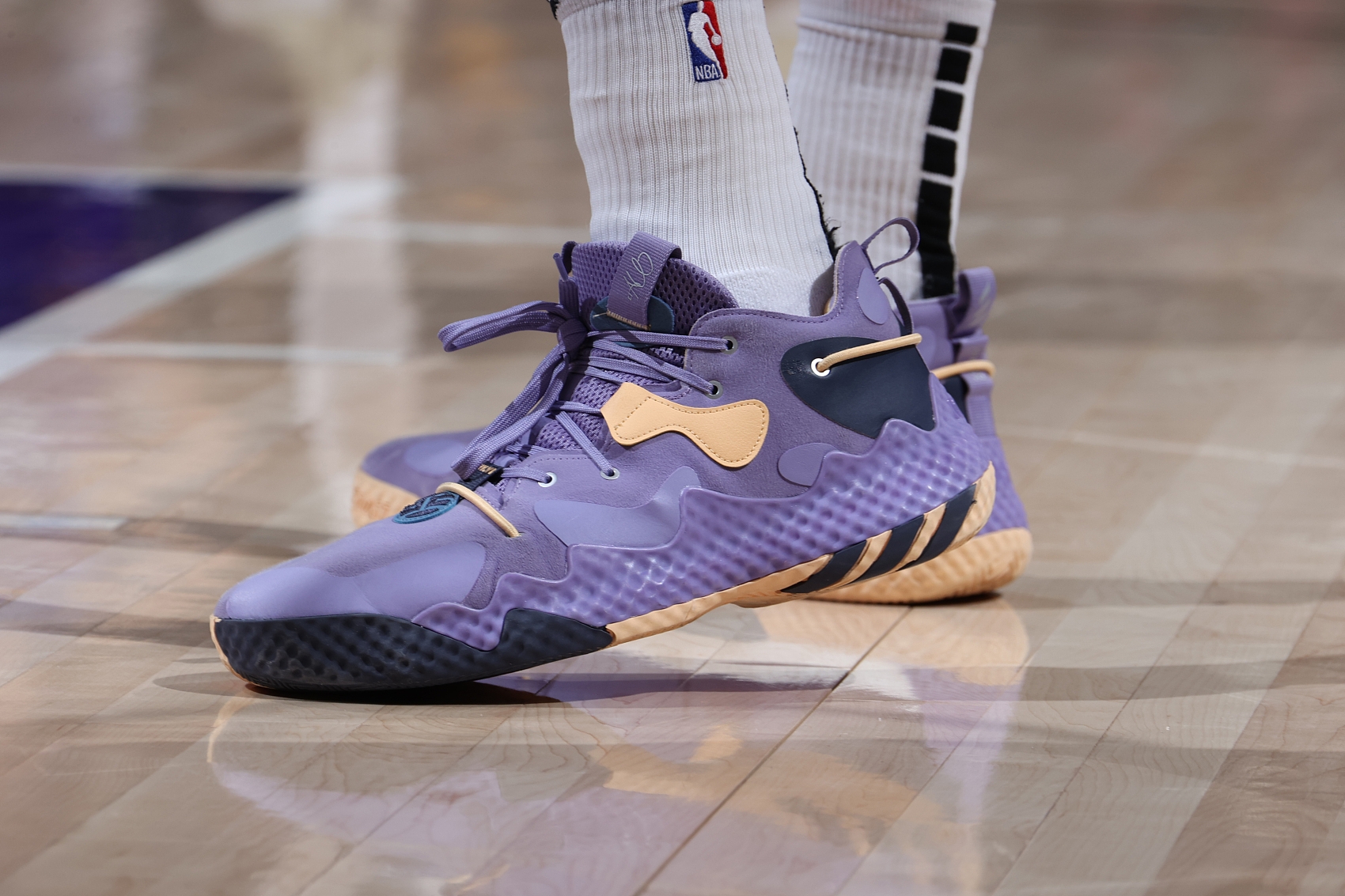 爵士新秀凯斯勒上脚哈登6代战靴 贡献12分14篮板__财经头条