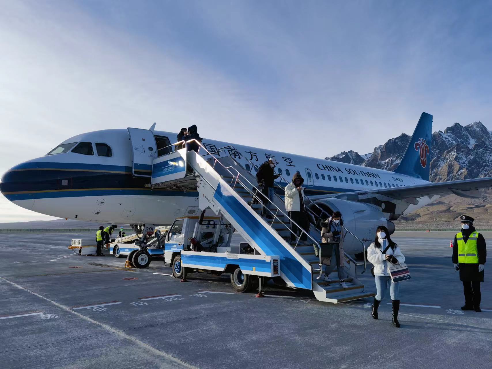 旅客走下飞机.中国南方航空供图