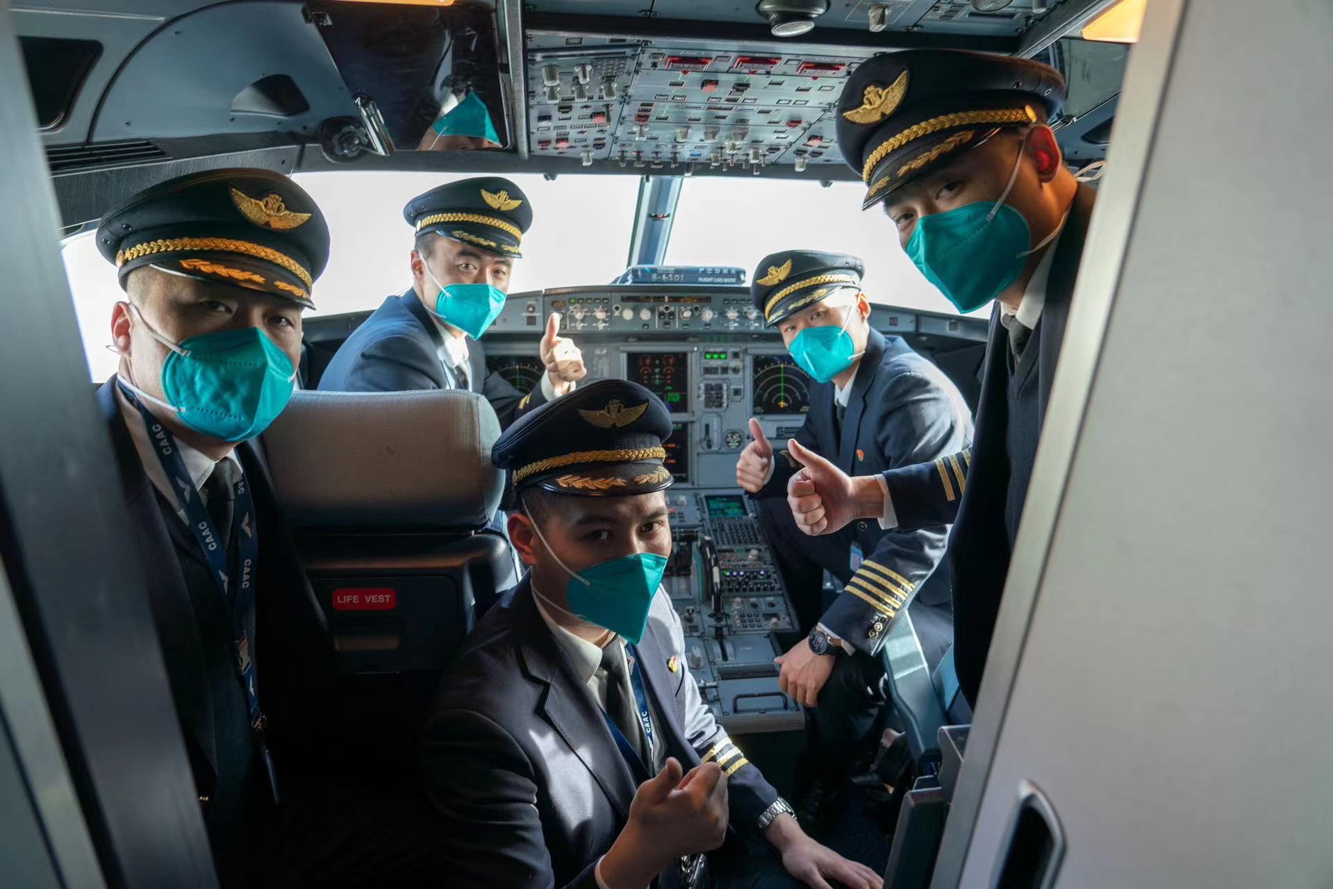 中国南方航空cz5193航班机组成员.中国南方航空供图