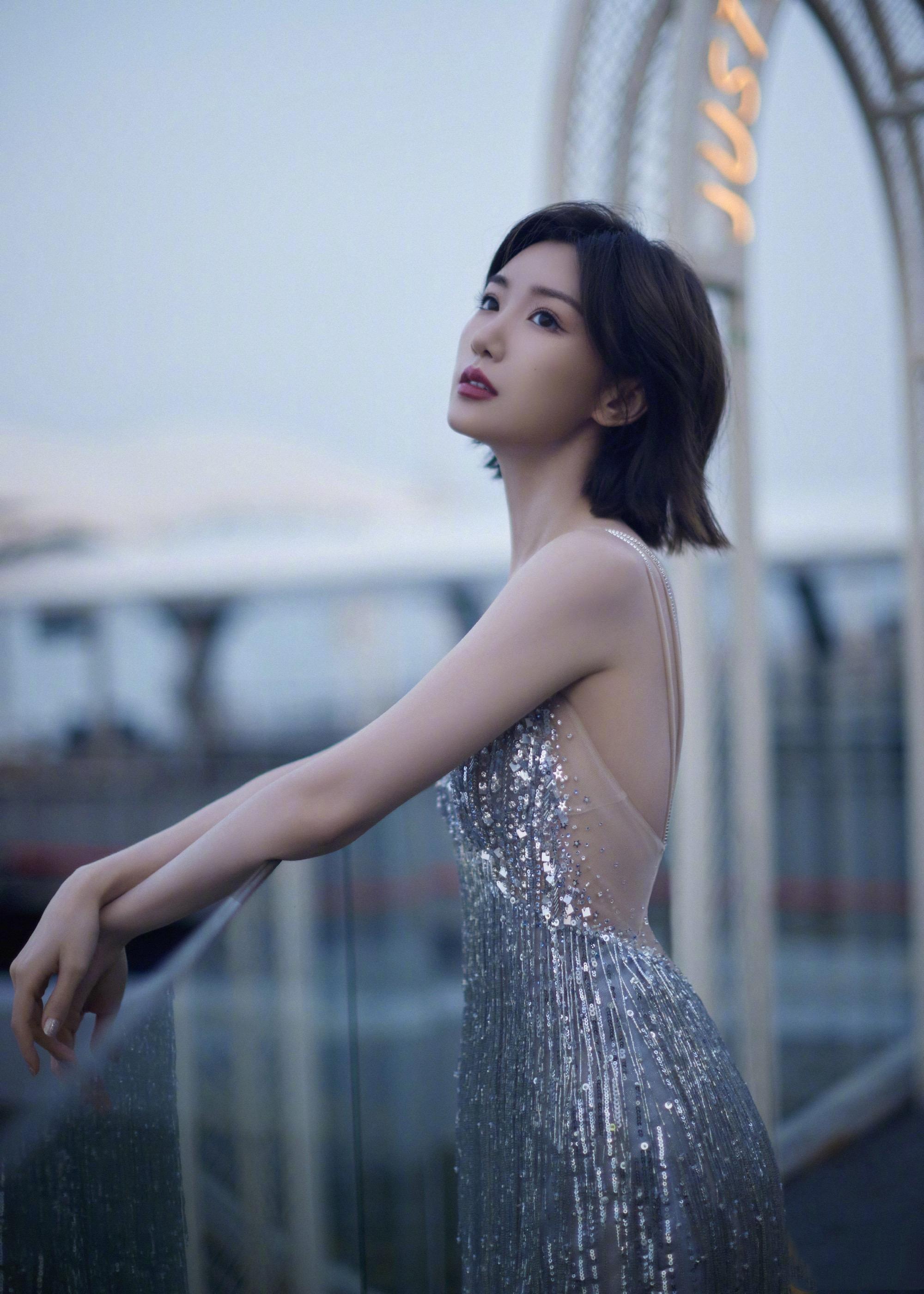 毛晓彤才是"礼服女王",穿深v流苏裙高贵迷人,腰臀比太惊艳|毛晓彤