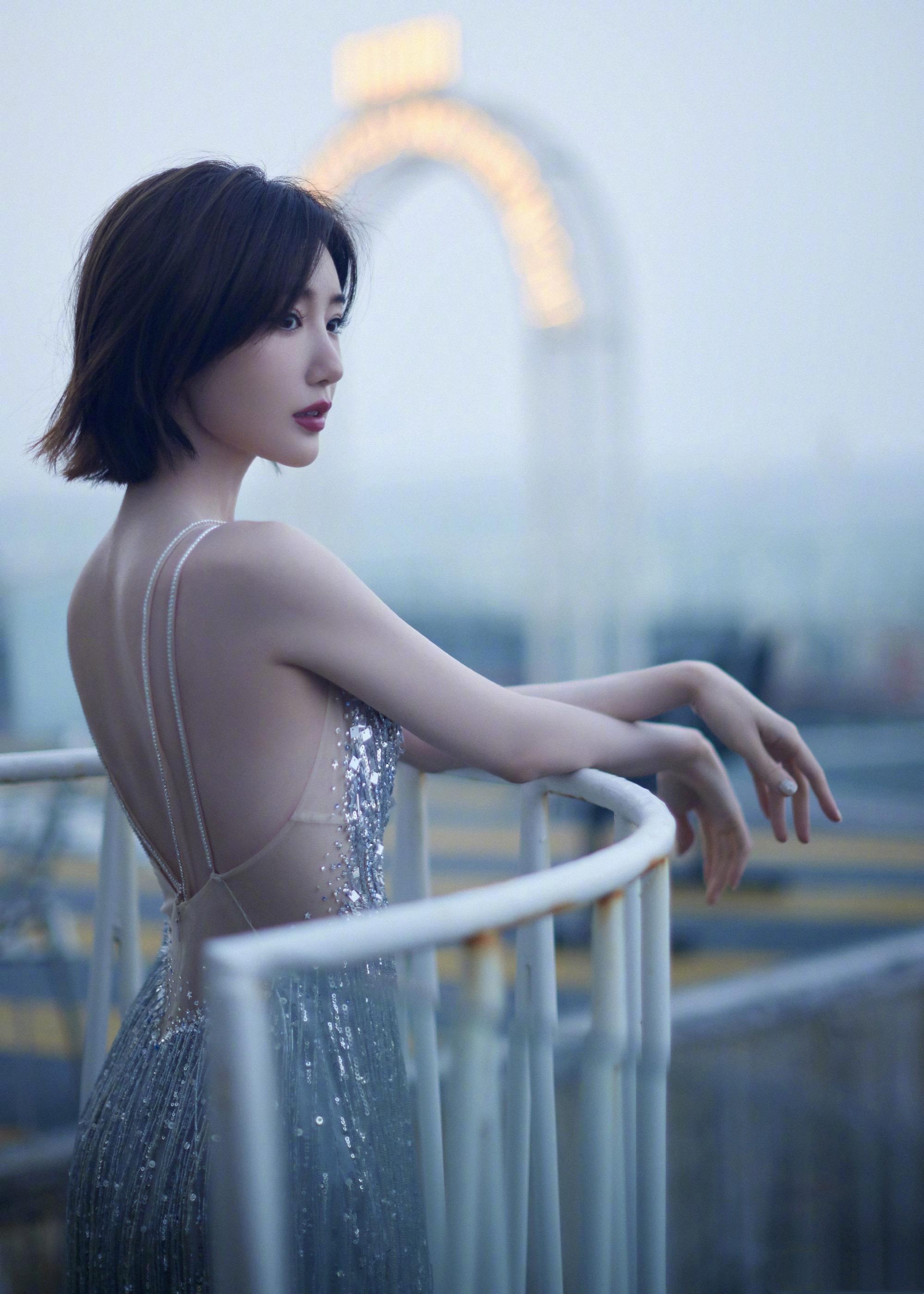 毛晓彤才是"礼服女王",穿深v流苏裙高贵迷人,腰臀比太惊艳|毛晓彤