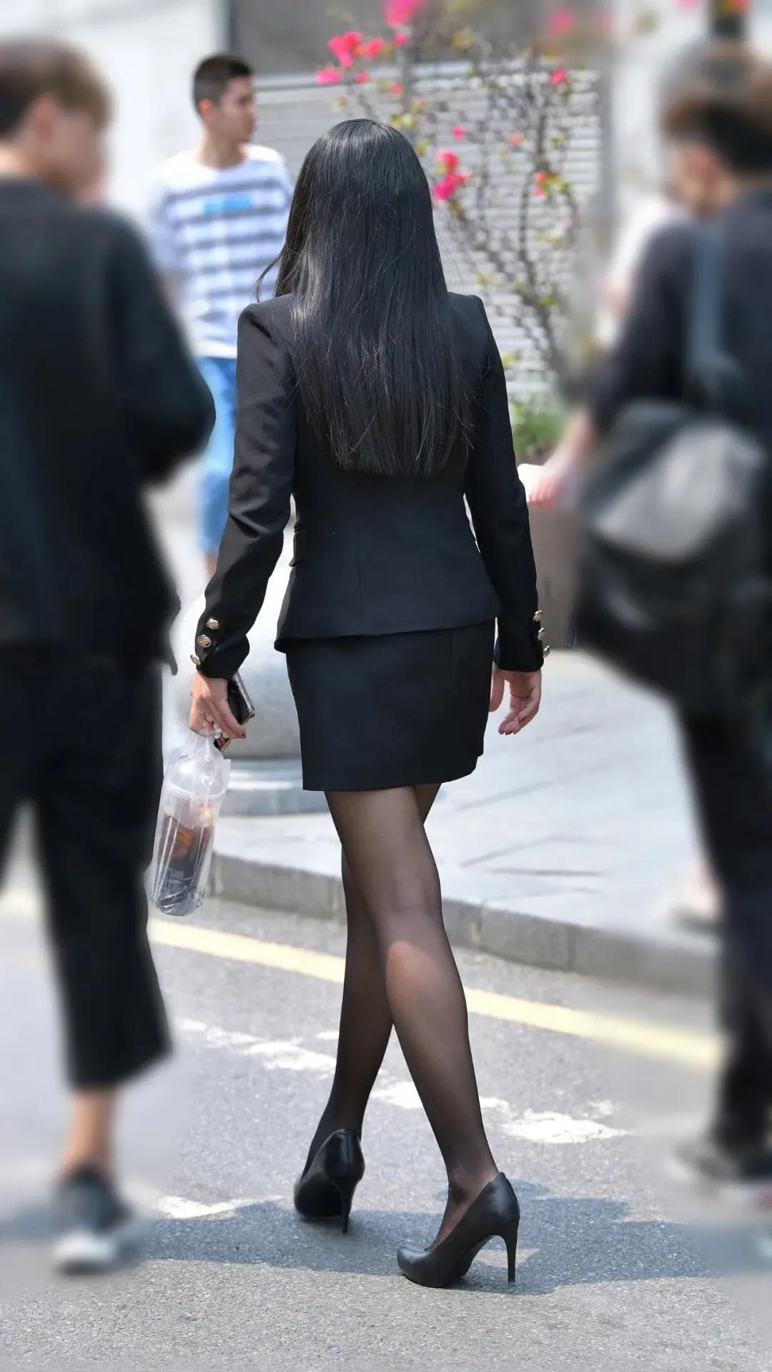 优雅,而且很有知性美女的感觉,如果内衣搭配简单的衬衫变成职业ol装